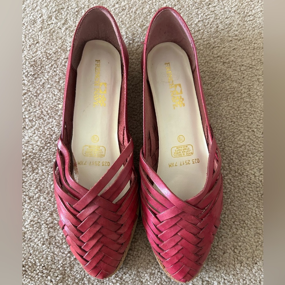 Vintage raspberry colored hauraches.  Women’s size 7 1/2